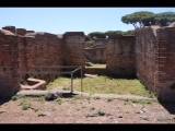 08264 ostia - regio v - insula ii - caseggiato (v,ii,9) - raum (2) - laden - bli ri sueden - 06-2024.jpg